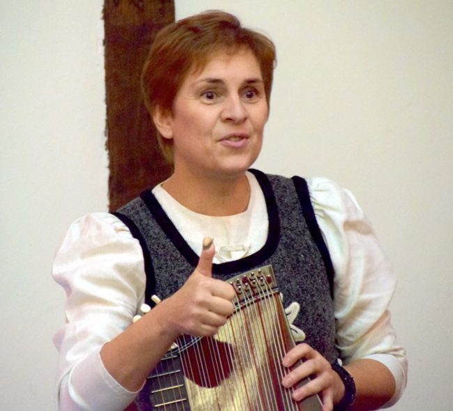 Cornelia Mayer Zitherspielerin in Wien Cornelia Mayer Zitherspielerin in Wien - Portrait