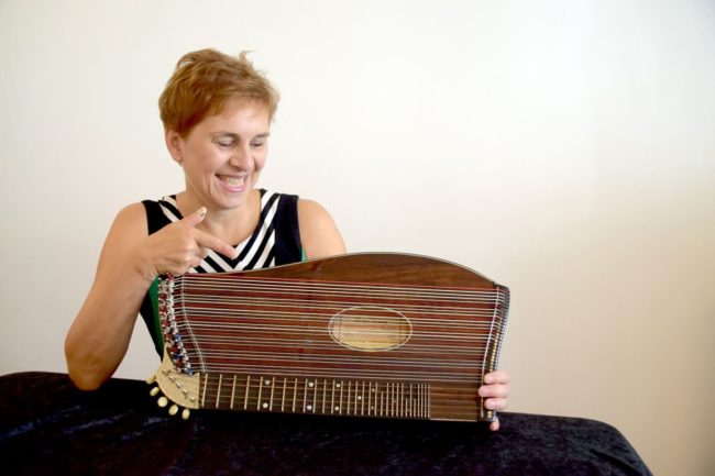 Cornelia Mayer Zitherspielerin in Wien - mit Angu Zither