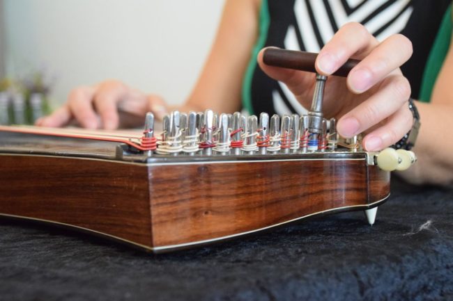 Cornelia Mayer Zitherspielerin in Wien - beim Zither stimmen
