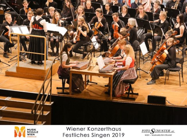Cornelia Mayer Zitherspielerin in Wien - Festliches Singen 2019