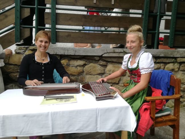 Cornelia Mayer Zitherspielerin in Wien - Neustifter Kirtag 2018